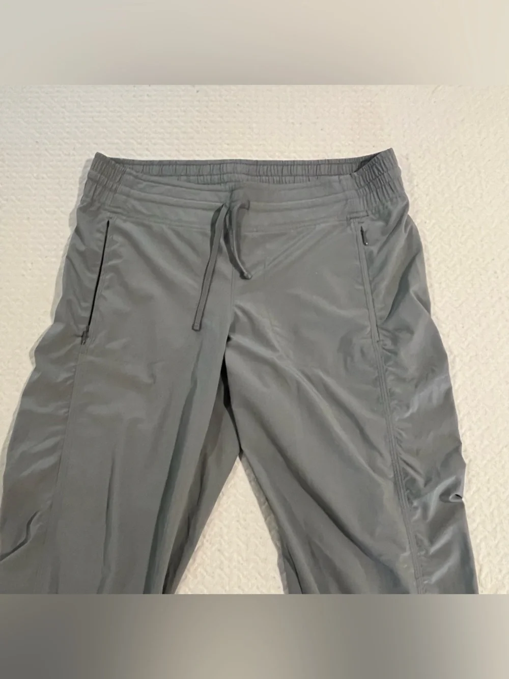 Athleta Women’s Gray Capris Cropped Joggers Trackpants Size 8 Lightweight - Picture 5 of 6